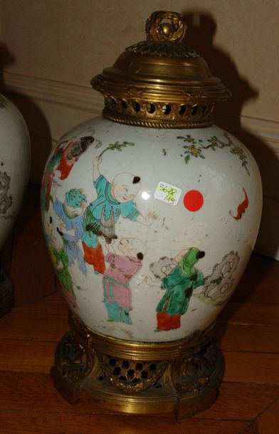 PAIRE DE VASES pots-pourris en porcelaine...