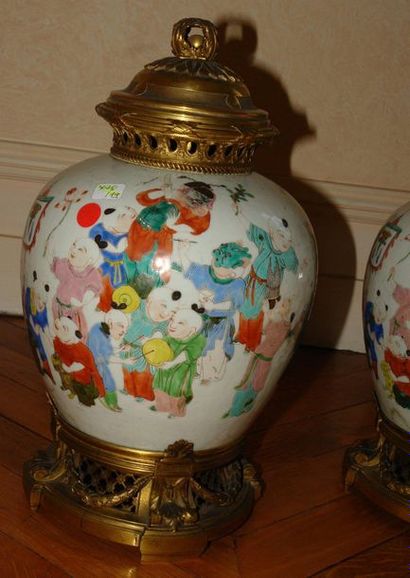 PAIRE DE VASES pots-pourris en porcelaine...