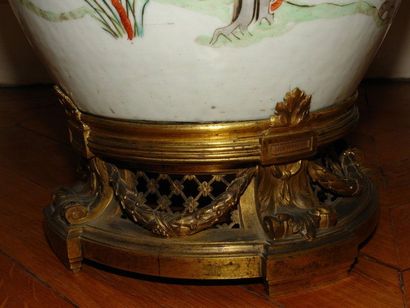 PAIRE DE VASES pots-pourris en porcelaine...