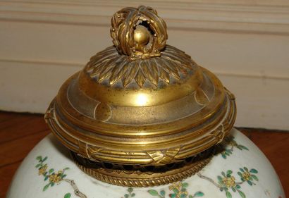 PAIRE DE VASES pots-pourris en porcelaine...