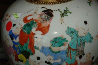 PAIRE DE VASES pots-pourris en porcelaine...