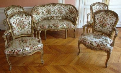 MOBILIER DE SALON en bois doré sculpté de...