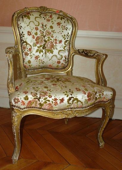 MOBILIER DE SALON en bois doré sculpté de...