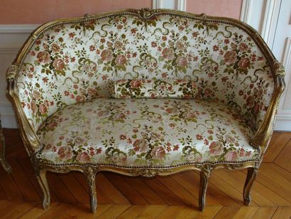 MOBILIER DE SALON en bois doré sculpté de...
