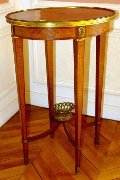 PETIT GUERIDON ovale en bois de placage,...
