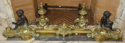 PAIRE DE CHENETS et BARRE DE FOYER en bronze...