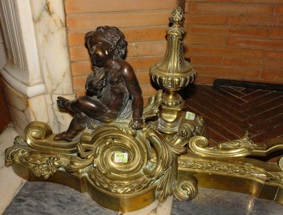 PAIRE DE CHENETS et BARRE DE FOYER en bronze...