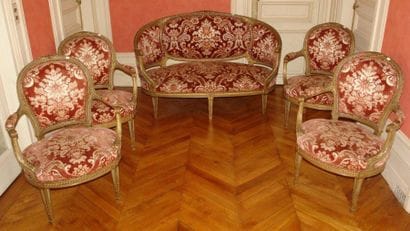 MOBILIER DE SALON en bois doré et laqué vert...