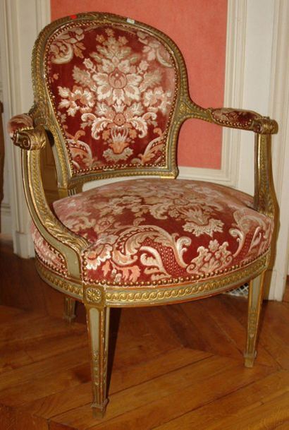 MOBILIER DE SALON en bois doré et laqué vert...