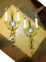 PAIRE D'APPLIQUES à deux lumières en bronze...