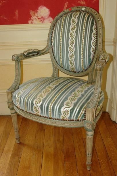 FAUTEUIL cabriolet à dossier médaillon en...
