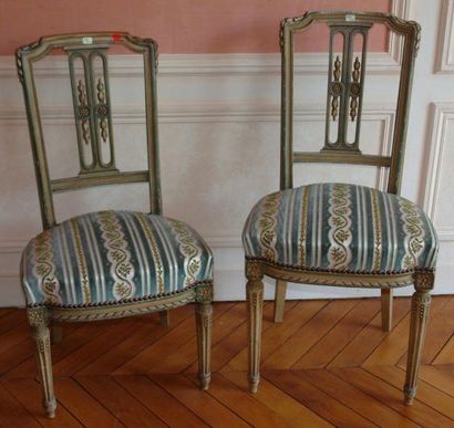 DEUX CHAISES en bois laqué gris rechampi...