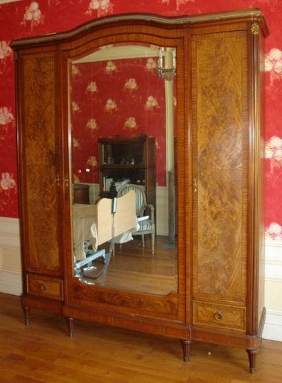 ARMOIRE A GLACE en bois de placage ouvrant...