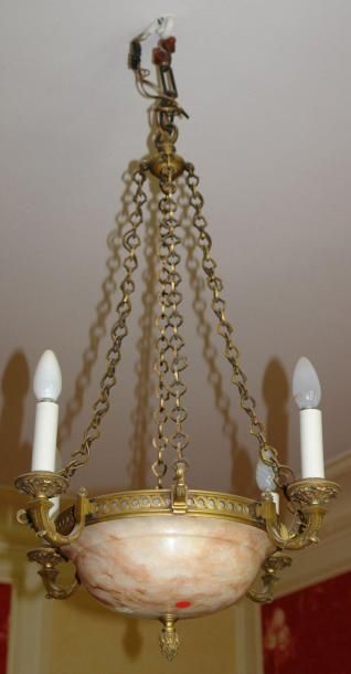 LUSTRE composé d'une coupe en albâtre orné...