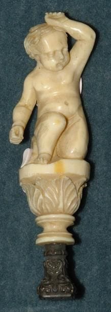 CACHET en ivoire sculpté en forme d'amour,...
