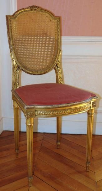 PETITE CHAISE cannée en bois doré richement...