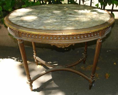 TABLE DE MILIEU de forme ovale en bois doré...