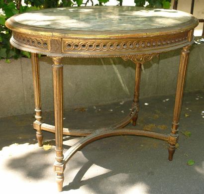 TABLE DE MILIEU de forme ovale en bois doré...