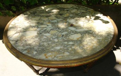 TABLE DE MILIEU de forme ovale en bois doré...