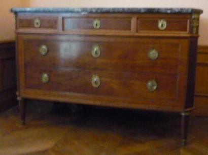 Commode acajou et placage d'acajou à pans...