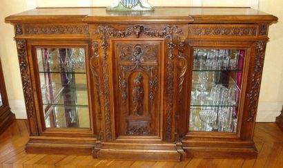 Mobilier de salle à manger en noyer sculpté...