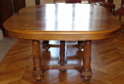 Mobilier de salle à manger en noyer comprenant:...