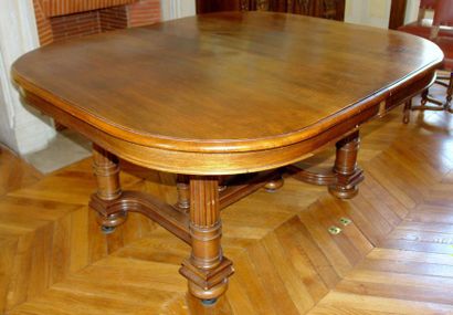 Mobilier de salle à manger en noyer comprenant:...
