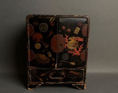 Small jewelry cabinet in black lacquered...