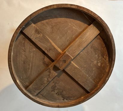 Round tripod pedestal table in mahogany veneer...