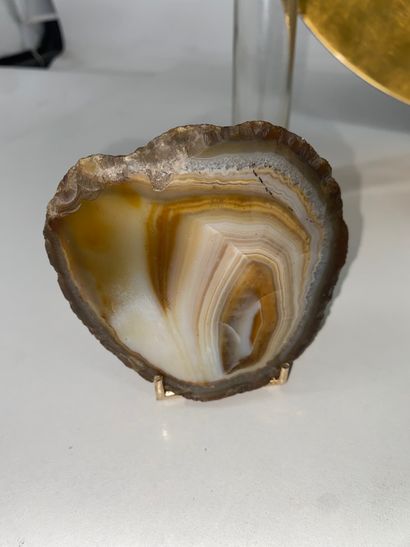 Lot comprising: - 1 large gold-lacquered...