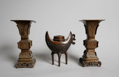 Lot :
- Pair of archaic bronze horn vases...