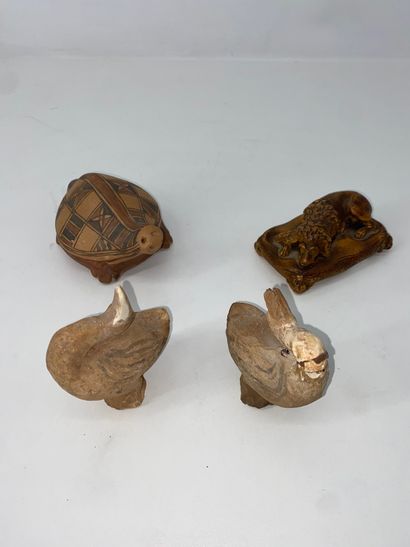 Lot comprising: - 1 ceramic dog lying on...