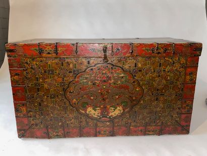 CHINA Large chest with polychrome painted...