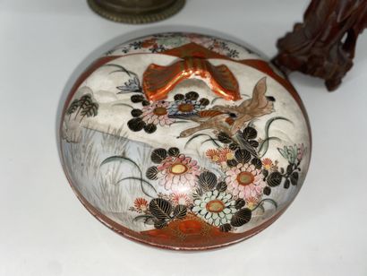 CHINA AND JAPAN: Lot comprising: - 2 carved...