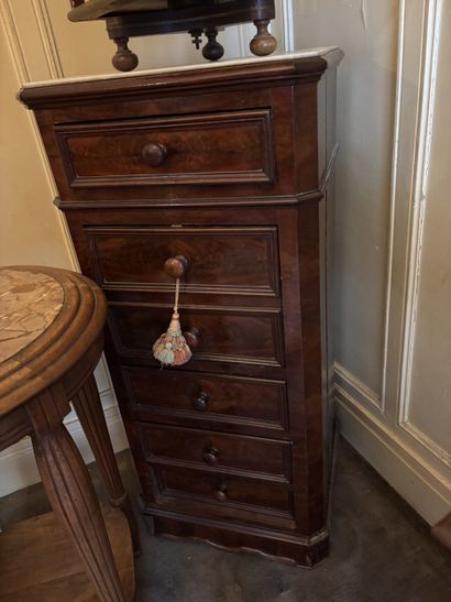 Set of selettes, bedside cabinet, magazine...