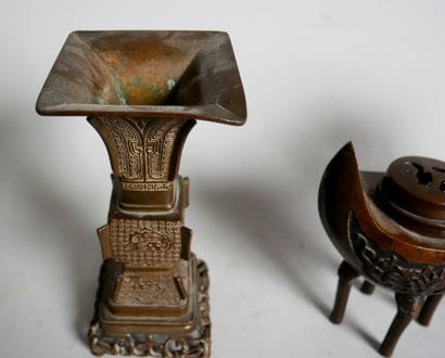 Lot :
- Pair of archaic bronze horn vases...