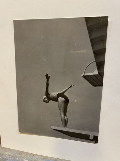 Modern school Plongeon dun nageur Black and...