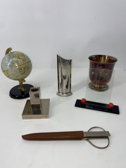 Lot comprising: - 1 pewter soliflore vase...