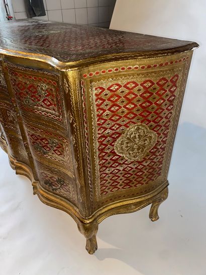 Crossbow-shaped chest of drawers in painted...