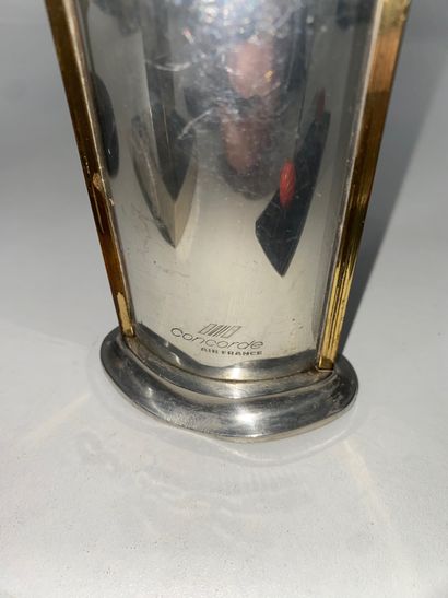 Lot comprising: - 1 pewter soliflore vase...