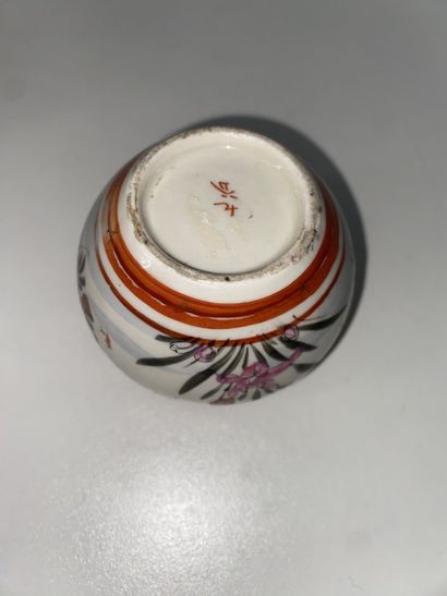 CHINA AND JAPAN: Lot comprising: - 2 carved...