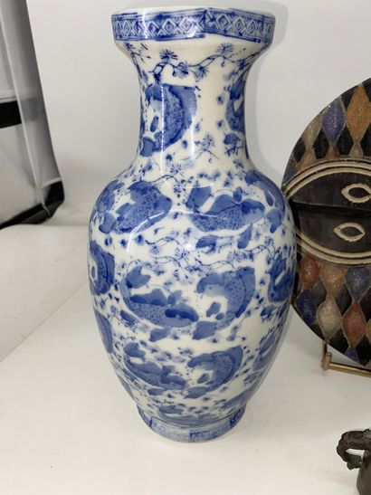 Lot including: - 1 modern Chinese porcelain...