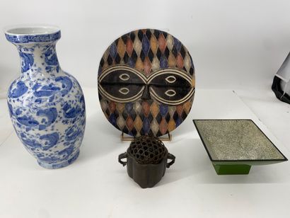 Lot including: - 1 modern Chinese porcelain...