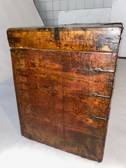 CHINA Large chest with polychrome painted...