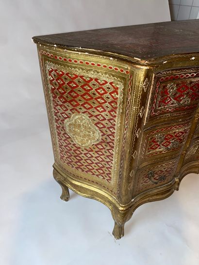 Crossbow-shaped chest of drawers in painted...