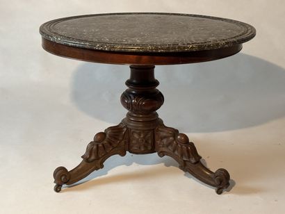 Round tripod pedestal table in mahogany veneer...