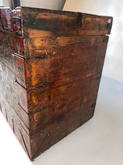 CHINA Large chest with polychrome painted...