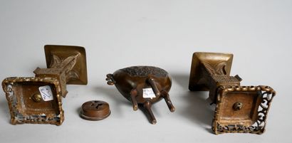 Lot :
- Pair of archaic bronze horn vases...