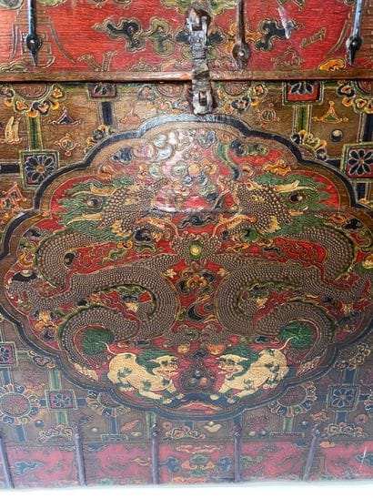 CHINA Large chest with polychrome painted...