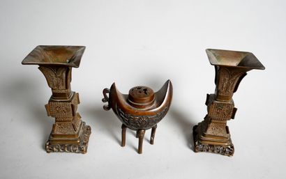 Lot :
- Pair of archaic bronze horn vases...